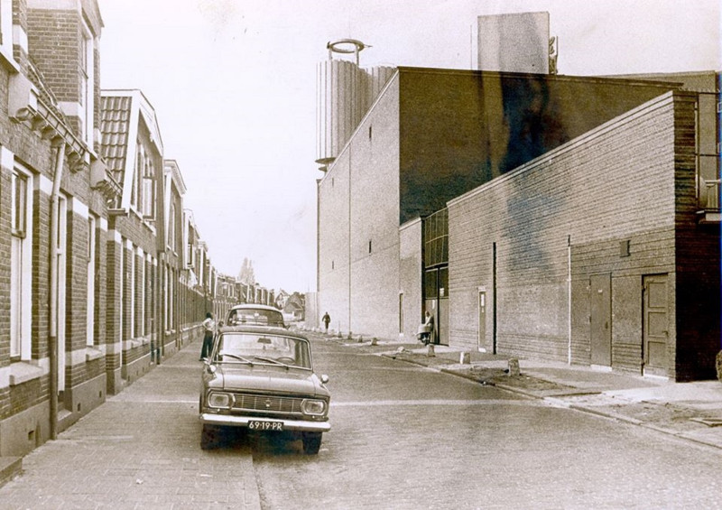 Brouwerijstraat 32-40 links en rechts Grolsch fabriek 1975.jpg