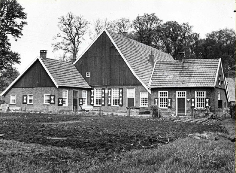 Bruninkslaan 24-26 Hof Groot Brunink, boerderij - bovenkamer - huisje 1965.jpg