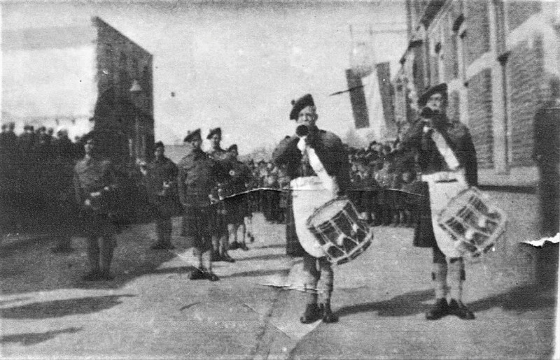 Buitenweg 6 links Schotse militaire band op weg naar de bevrijdingsoptocht 1945.jpg