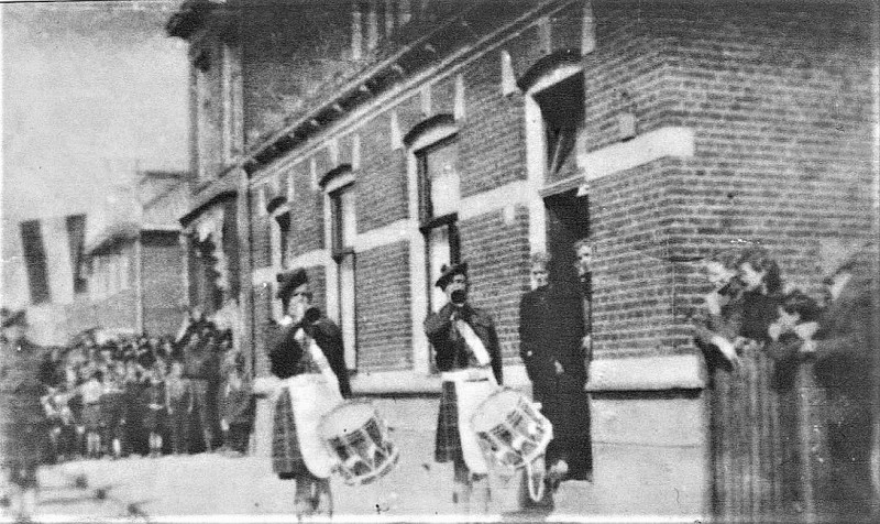 Buitenweg 15 hoek Goormaatdwarsweg Schotse militaire band op weg naar de bevrijdingsoptocht 1945.jpg