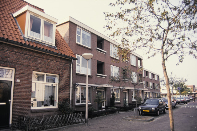 Buitenweg 20 straatbeeld met appartementencomplex en woningen en in de buurt Pathmos na renovatie jaren 90.jpeg