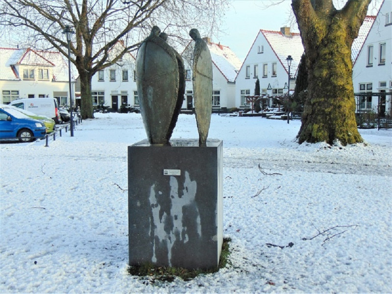 Buitenweg 19-23 plantsoen met kunstwerk Samenspraak van Cees Willemsen in de sneeuw.jpg