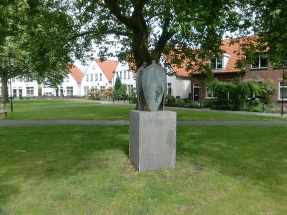 Buitenweg 41-43-45 vanaf Sterkerstraat kunstwerk Samenspraak van Cees Willemsen.jpeg