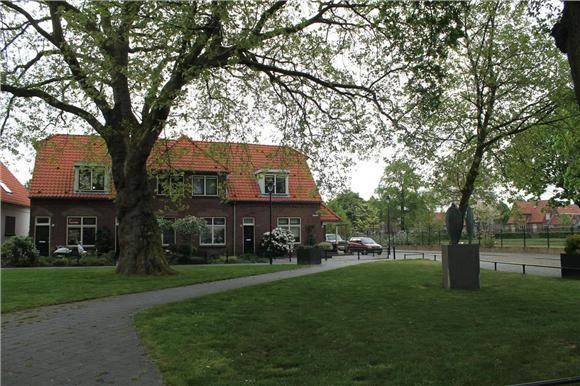 Buitenweg 43-45-47-49 plantsoen Sterkerstraat monument Samenspraak van Cees Willemsen.jpg