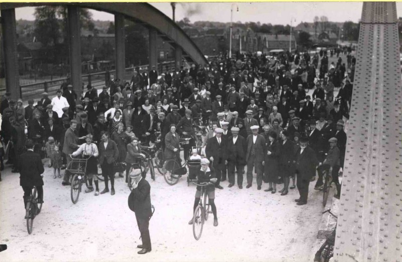 Weth. Nijkampbrug, Opening van de brug. Datering 1931.jpg