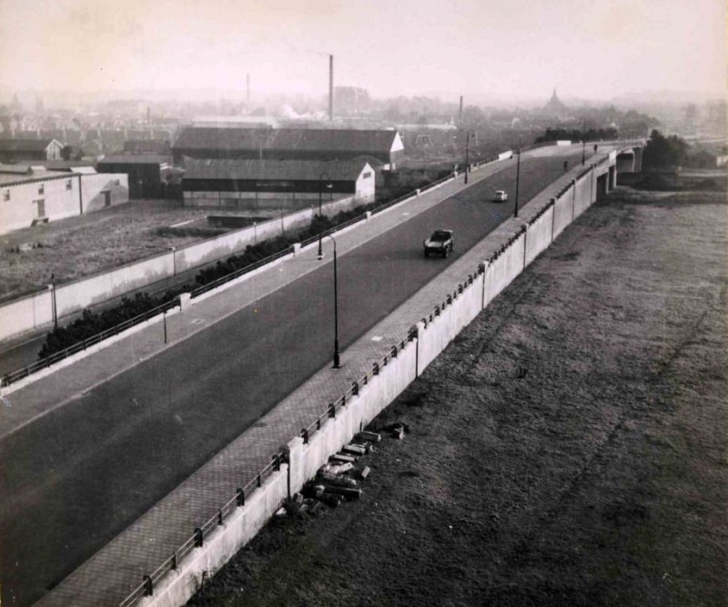 Getfertsingel. V.m. Brug Zuid. Hersteld in 1954 en Weth. Nijkampbrug genoemd.  Datering 1954.JPG