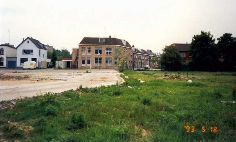 Burgemeester Jacobsstraat 18 Braakliggend terrein in de buurt De Braker tussen Haaksbergerstraat en Carolastraat, gezien vanaf de Haakbergerstraat. 18-5-1993.jpg