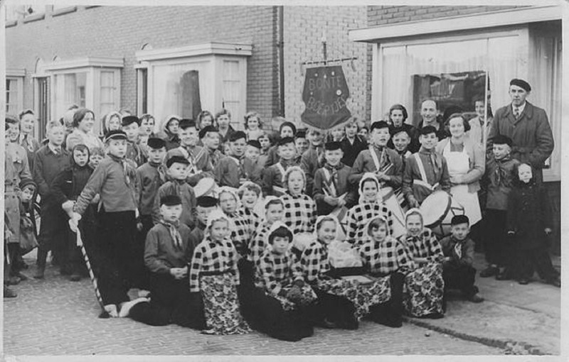 Burgemeester Jacobsstraat 19 Foto van de Bonte boertjes bij Duursma 1954.jpg