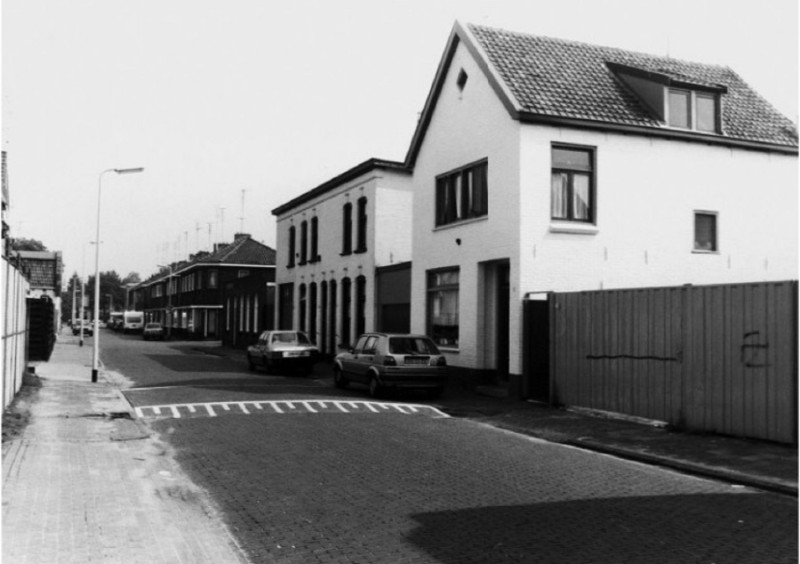 Burgemeester Jacobsstraat 22-28 Straatbeeld met woningen in zuidoostelijke richting.. 1988.jpg