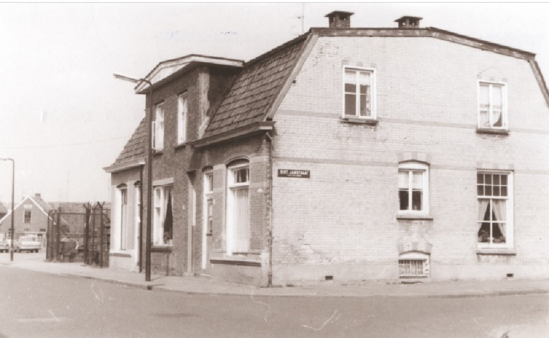 Burgemeester Jacobsstraat 29-31 Voor- en zijgevels panden op de hoek met de Sint Janstraat 1967.jpg