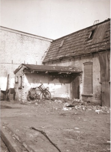 Burgemeester Jacobsstraat 32 achtergevel woning op de hoek van de Annastraat. 1967.jpg