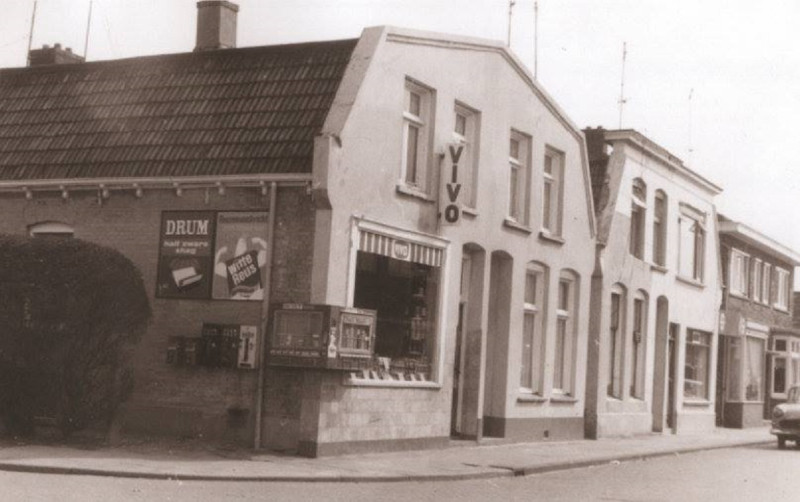 Burgemeester Jacobsstraat 33 Vivo hoek Sint Janstraat winkel Koos en Dinie Straatman1967.jpg