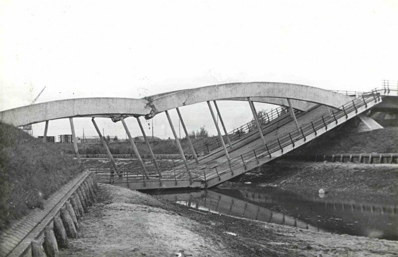 Gezicht op de verwoeste Lonnekerbrug over het Twentekanaal. Datering 1945.jpg