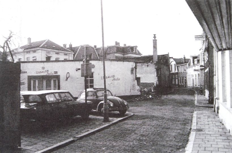 Markt 9 hoek Bolwerkstraat  ijssalon Italia vroeger Lonneker ijs.jpg