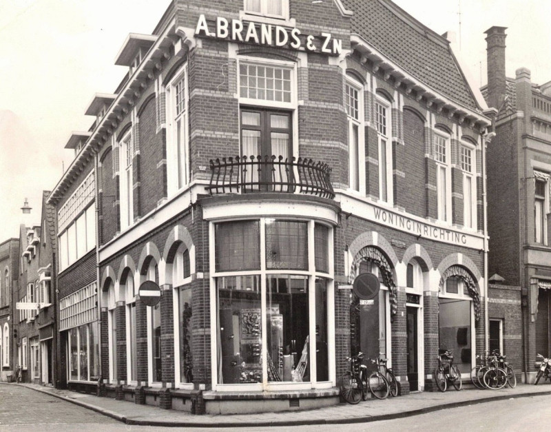 Burgemeesterstraat 1 later Haverstraatpassage A. Brands & Zn. Woninginrichting en tapijthandel.jpg
