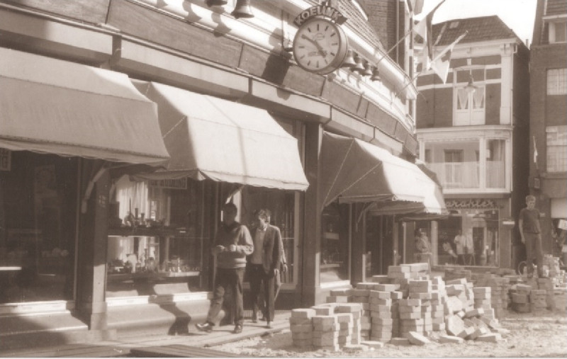 Burgemeesterstraat 2-4 Winkelpanden, o.a. juwelier Koelink 1967.jpg