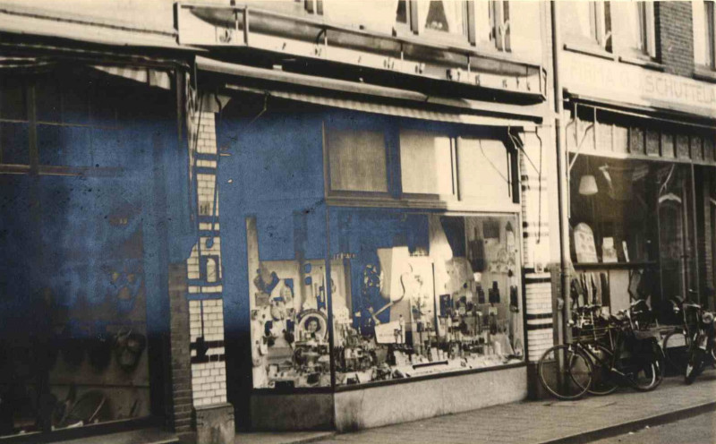Burgemeesterstraat 11, parfumerie Heimann 1953 daarnaast Schuttelaar.jpg