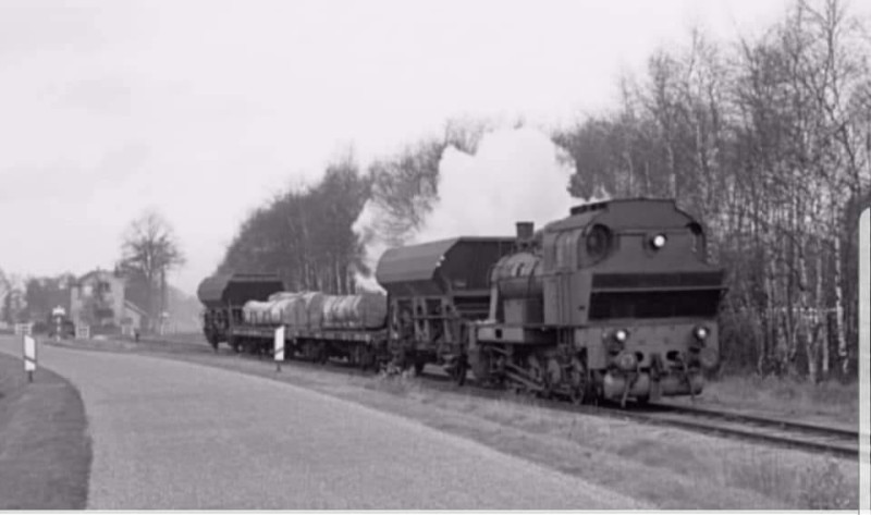 Buurserstraat 140 spoorwachtershuis met stoomtrein.jpg