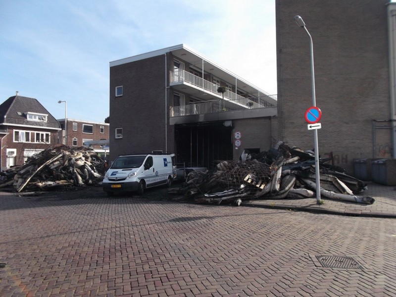 Kottendijk hoek Deurningerstraat smeulende resten van brand Couponhal.JPG