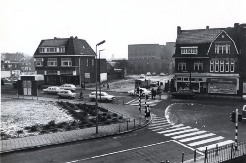 C.F. Klaarstraat 4-6 Gezien vanuit villa(VU) Haaksbergerstraat 1970.jpg