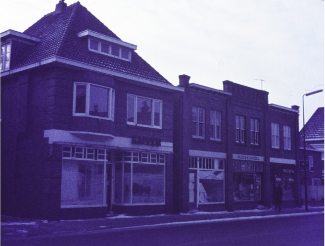 C.F. Klaarstraat 12-14 Woningen en winkels. Kapper, muziekhandel, Moes. 31-12-1969.jpg