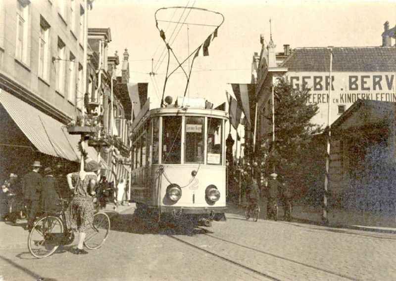 Langestraat 5 gebr. Bervoets met tram richting Gronausestraat.jpg