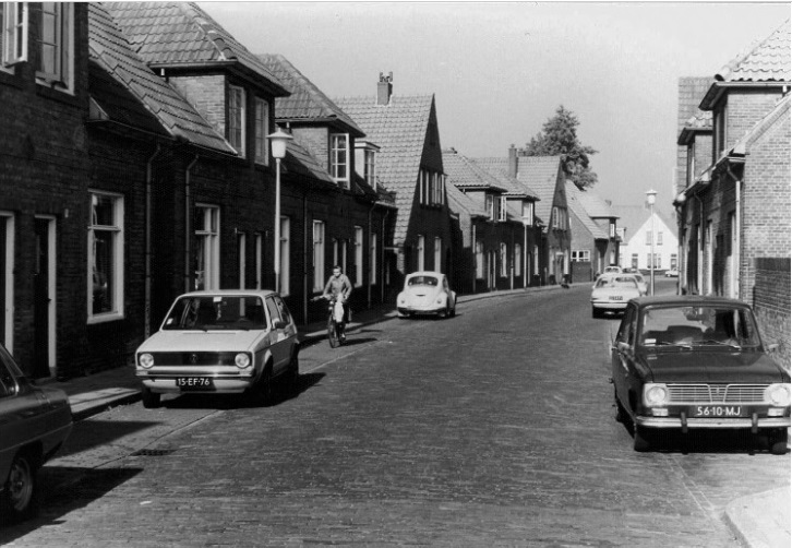 Calicotstraat 19-29 woningen in de richting met van de Sterkerstraat 1983.jpg