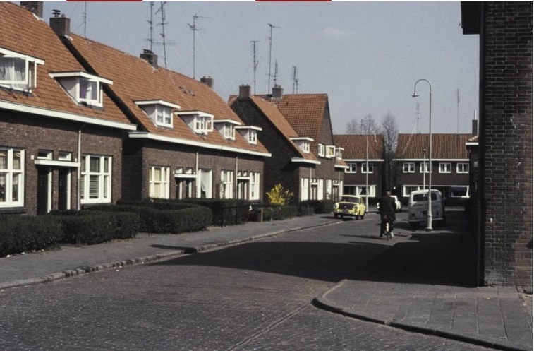 Christiaan de Wetstraat 2-20 Aan het eind van de straat de Slankweg. jaren 70.jpg