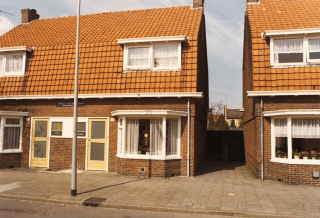 Cornelis Houtmanstraat 18-20 woningen 1977.jpeg