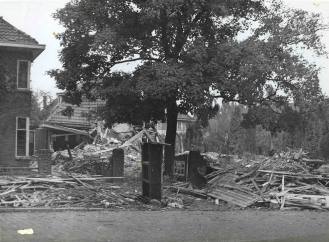 Cort van der Lindenlaan 2 Restant van een door het bombardement van 10 oktober 1943 verwoest huis.jpg