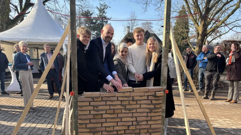 Van der Waalslaan 35 Bonhoeffer College vernieuwbouw met wethouder Harmjan Vedder  samen met een aantal leerlingen de eerste stenen  metselen 4-2-2025.jpg
