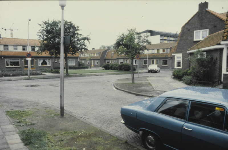 Coulombstraat 2-8 Vanuit de Morsestraat zicht op de Ohmstraat jaren 70.jpeg