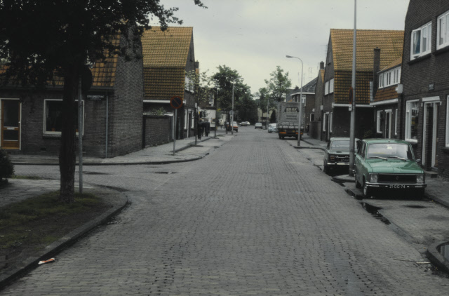 Coulombstraat 2 links Vanuit de Ohmstraat richting de Edisonstraat en in de verte de Gronausestraat. Links de Coulombstraat jaren 70.jpeg