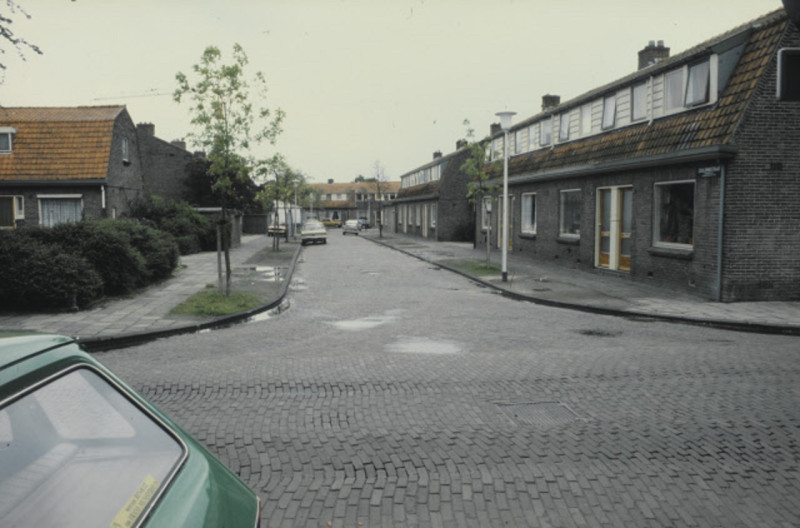 Coulombstraat 2-18 rechts 1-7 links Vanaf de Ohmstraat richting de Wattstraat, jaren 70.jpeg