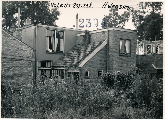 Haaksbergerstraat 306-308 Achterkant van dubbel winkel-woonhuis van het 'Wonder voor Twente en H. Wegdam klompenhandel. 1950.jpeg