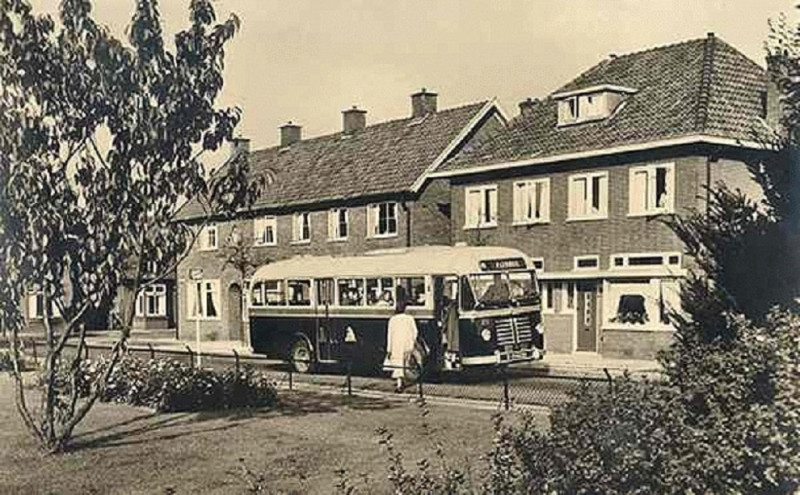 Dahliastraat 34-36 bus op lijn PR (Pathmos-Ribbelt).jpg