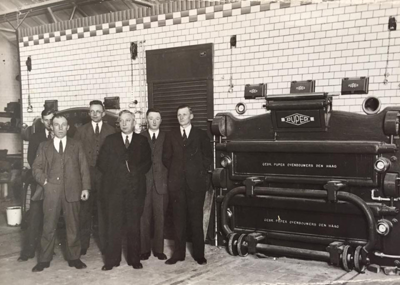 Dahliastraat 42 bestuur van de Broodfabriek N.V. Het Ribbelt V.l.n.r. de heren Henk Boers, de heer Reitsma, Gerrit Kleinluchtenbel ca 1940.jpg