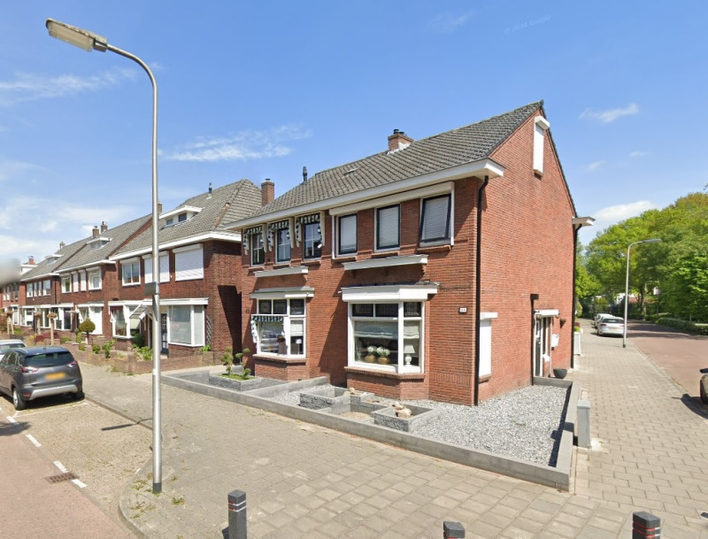Dahliastraat 46-48-50-52 hoek Anemoonstraat rechts woningen foto 2022.jpg