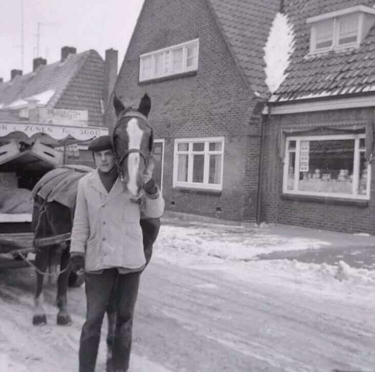 De Bouterstraat 2 hoek Faberstraat De groentekar van Johan Assink.jpg