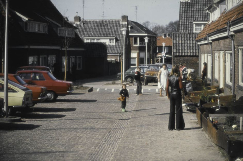 de Bouterstraat 12-14-16-18 rechts. Kijkend in de richting van de Steenweg. jaren 70.jpg