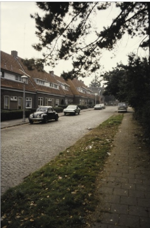 De Bouterstraat 15-17-19-21-23 Van de Faberstraat richting de Steenweg. jaren 70..jpg