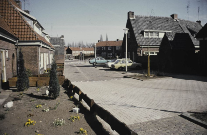 De Bouterstraat 25-27-29-31 links. Kijkend in de richting van de Steenweg. jaren 70..jpg
