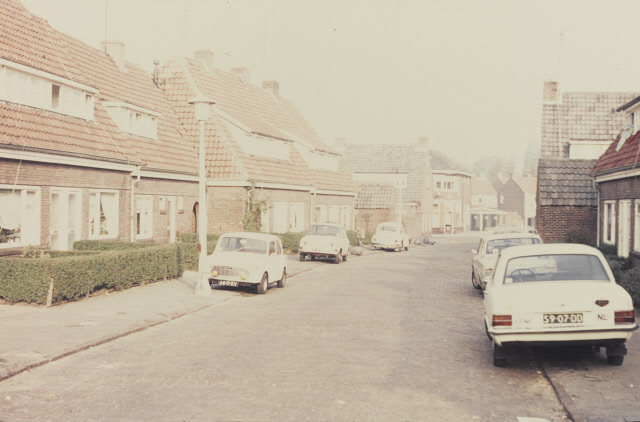 De Bouterstraat 23-25-27-29-31 links. Kijkend in de richting van de hoek Steenweg - Ridderspoorstraat jaren 70.jpeg