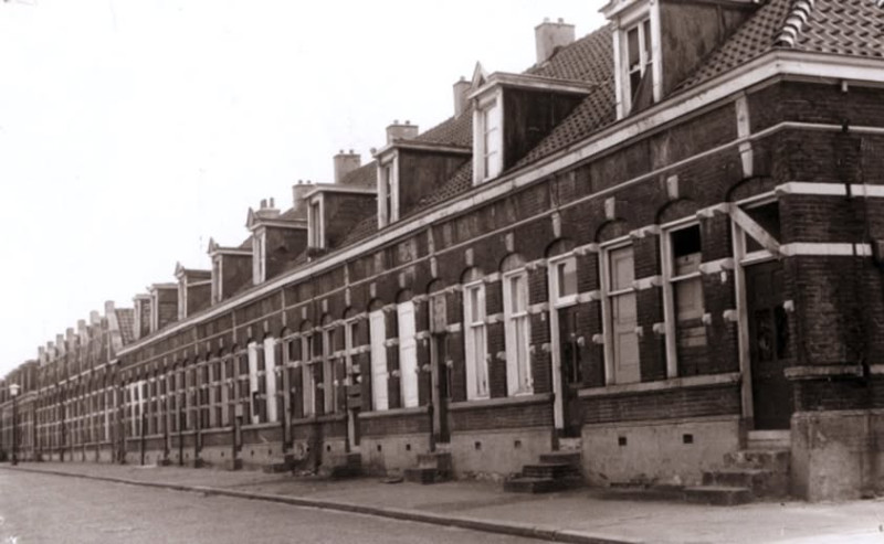 De Genestetstraat 2-54 zogenaamde Spitswoningen ook wel de spits genoemd 1967.jpg