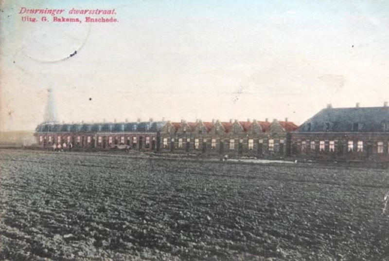 De Genestetstraat 10-16 en 18-54 toen nog Deurningerdwarsstraat 10-16 en18-54 eerder Langs de huus van Spits met de Spitswoningen gebouwd tussen 1897 en 1912.jpg