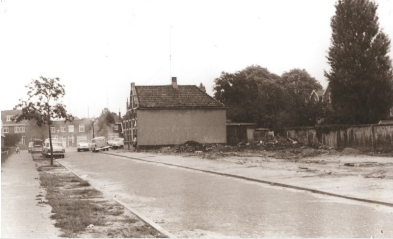 De Genestetstraat 20 Woningen gezien vanaf de Nicolaes Beetsstraat de laatste spitswoning aan deze straat 1967.jpg