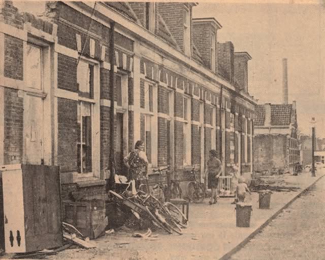 De Genestetstraat 34-48 spitswoningen krantenfoto Tubantia 1967.jpg