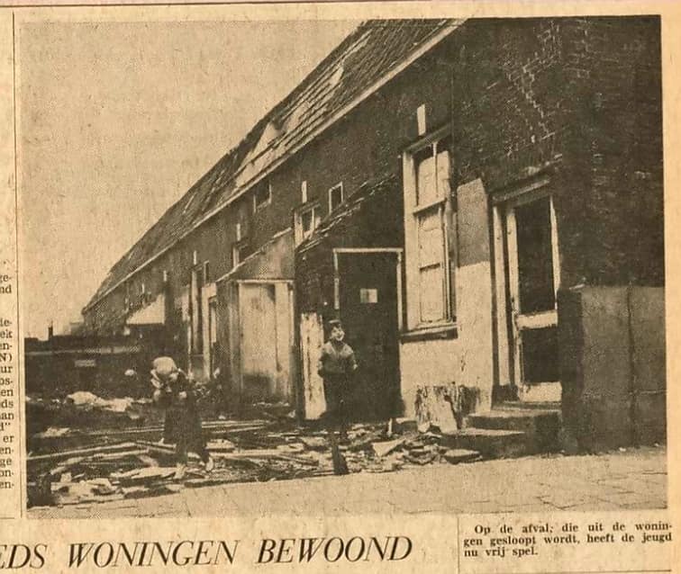 De Genestetstraat 34-54 achterkant spitswoningen krantenfoto Tubantia 1967.jpg