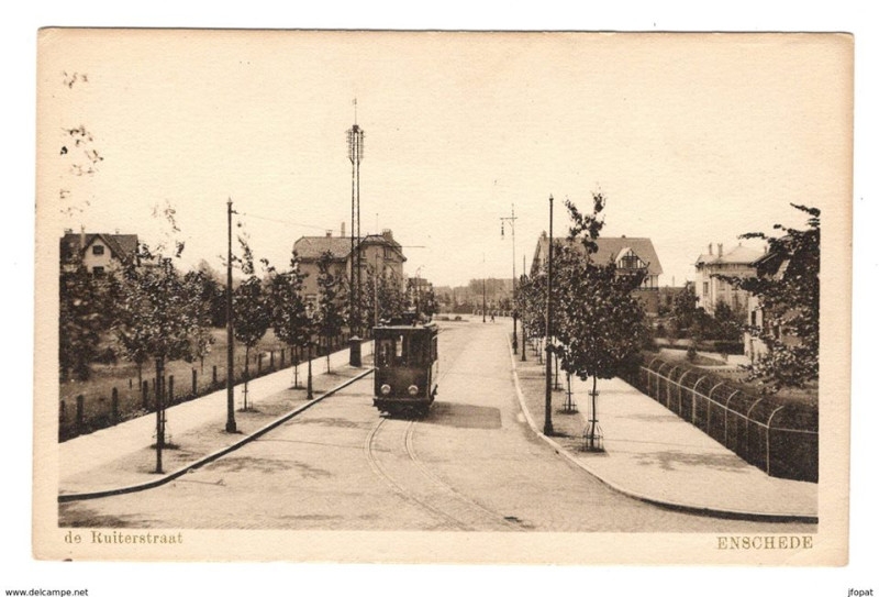 De Ruyterlaan 2 links en 5 rechts tram.jpg