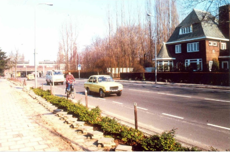 De Ruyterlaan 8 Zicht vanaf de Tromplaan in noordelijke richting, op de achtergrond de Prinses Beatrixtunnel (Prinsessetunnel) 3-3-1979.jpg